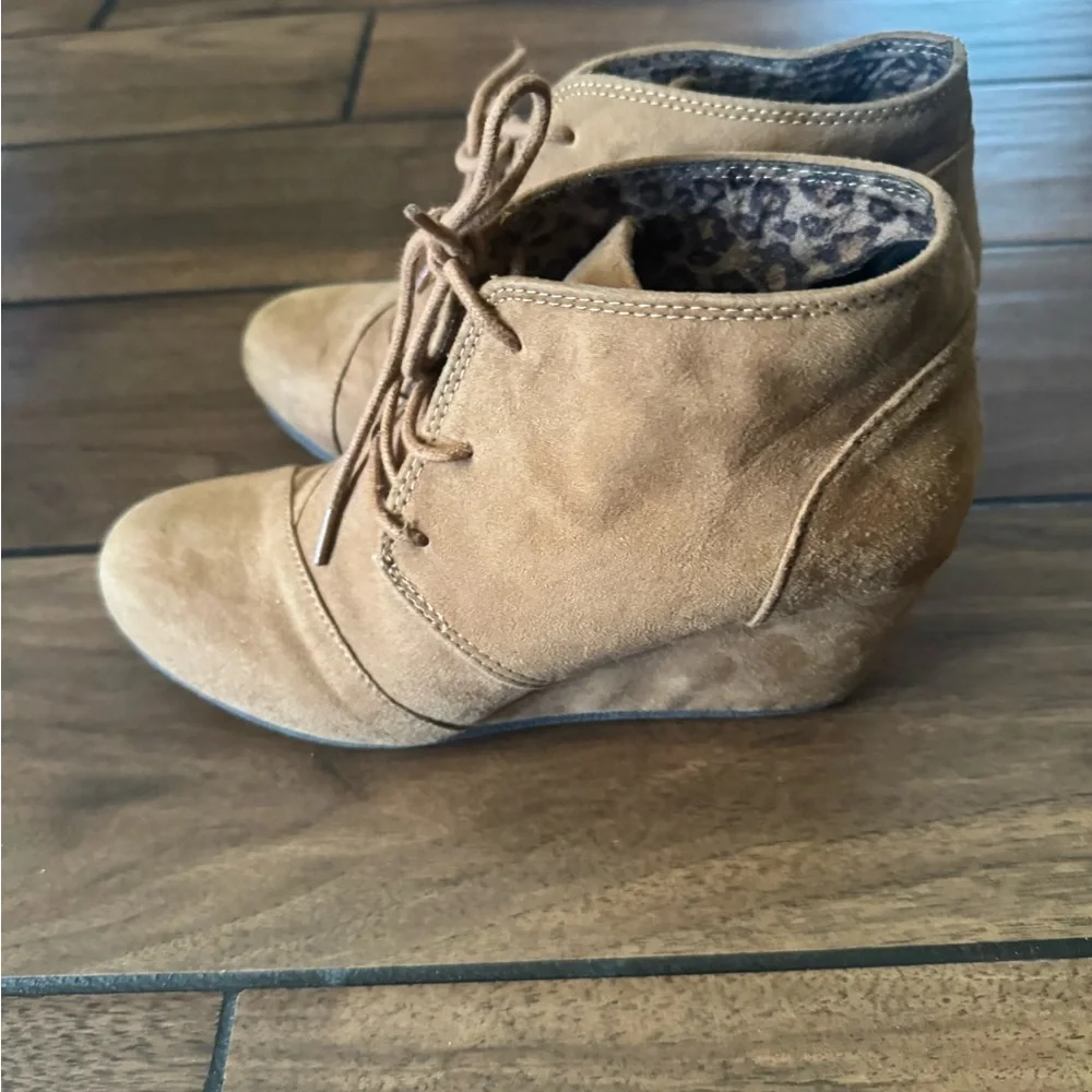 CITY-CLASSIFIED Women's Rex Almond Toe Lace Up Hidden Wedge Ankle Bootie - 7.5